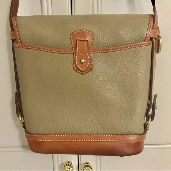Vintage Dooney and Bourke taupe leather shoulder bag. - Picture 2 of 6